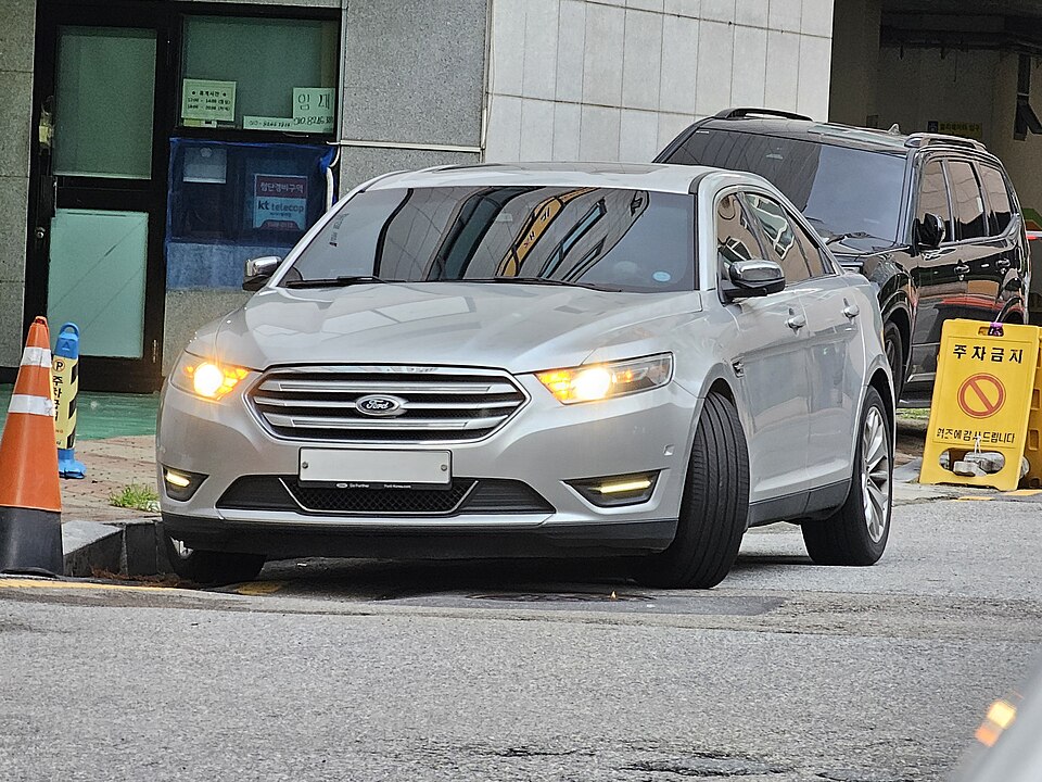 Ford Taurus — photograph via Wikimedia Commons