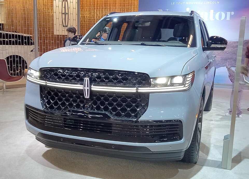 Lincoln Navigator — photograph via Wikimedia Commons